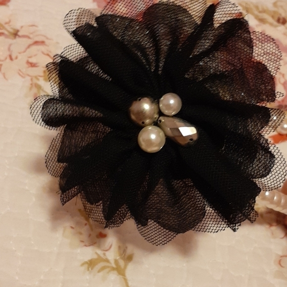 PEARL Headband with Floral Detail - Picture 2 of 3